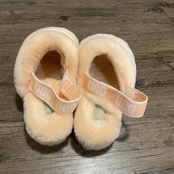 UGG Women’s Fluff Yeah Slides | Size: 8 | Color: Peach - Picture 3 of 5